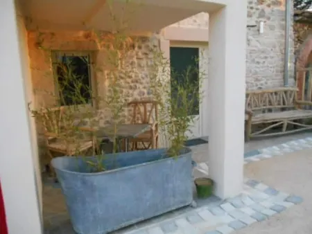 Gîte Standing Avec Jacuzzi Privatif Отели в г. Алегр-Ле-Фюмад