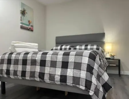 Guest Suite - Cozy Crib Отели рядом с достопримечательностью «Университет Реджайна»