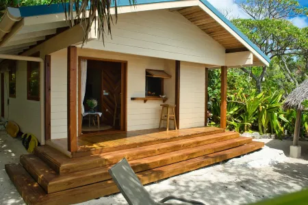 Air-conditioned bungalow by the sea in Moorea Отели в г. Te'avaro