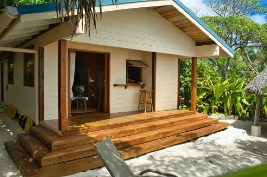 Air-conditioned bungalow by the sea in Moorea