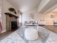 4B3B Modern Spacious House with Nice Backyard