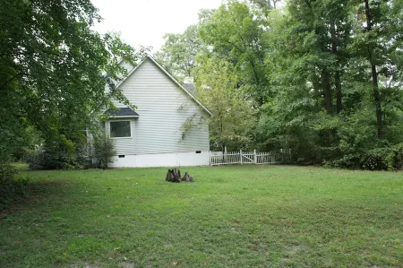 Master Bedroom in Richmond's West End - Zip Code 23294 Отели рядом с достопримечательностью «Children's Museum of Richmond - Short Pump»