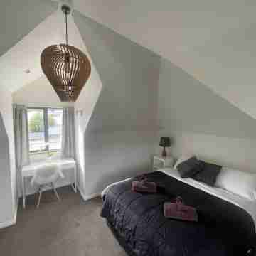 Enviable downtown Wanaka location. Room for  up to 9 guests Rooms