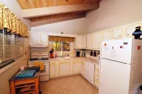 Townhouse in the mountains, close to Storyland and more!