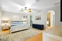 Private Home; Deeded Beach Access; On A1A: 100 steps to the beach! 7-Eleven附近的飯店