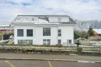 Schweizer Refugium | Smart Home, 1 GB, Erdgeschoss, 3 Min. zum Krankenhaus! Hotels in 