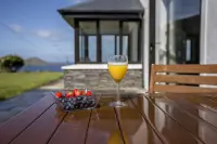 Luxury Seaside Cottage, Stunning Ocean Views, Waterville, Ring of Kerry
