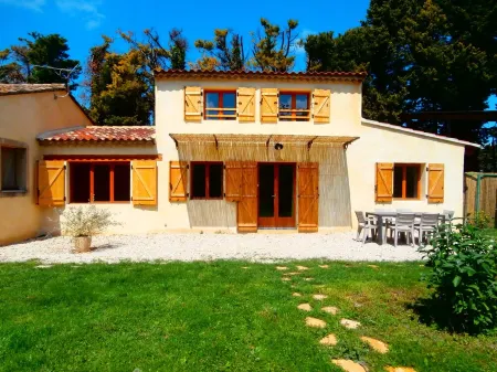 Seasonal rental in the countryside, 5 min from all shops 10 min from Isle sur la Sorgue