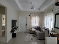 Stacey's HideawayCozy, comfy beach home-30 minutes from MBJ Airport