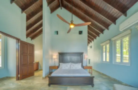 West Bay Latitude large 4 bedroom home just 5 minutes to West Bay Beach