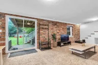 2 min to AUD | Private Getaway w/ Firepit 키치너 호텔