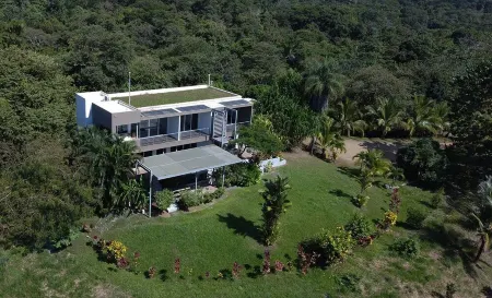 Pura Vida Luxury Villa W/King, Hotub, Pool, Yoga Platform Minutes from Beach