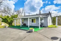 Waterfront Mariposa Hideaway Hot Tub and Mtn Views! - Homestays