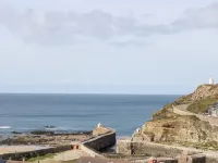 Offshore Hotels in Mount Hawke