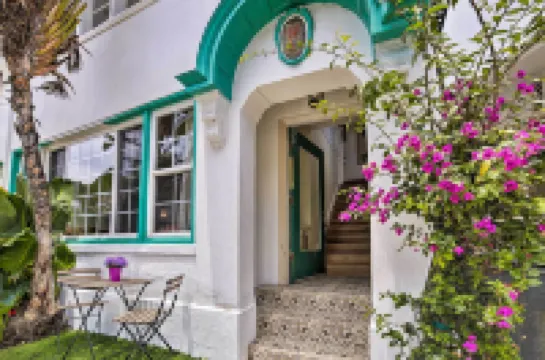 Charming Renovated Avalon Townhome, Walk to Beach!