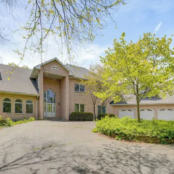 Hot Tub and Sauna Hoffman Estates Villa in Elgin!