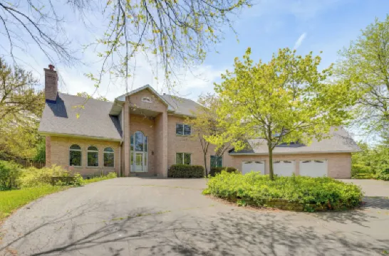 Hot Tub and Sauna Hoffman Estates Villa in Elgin! Hotels in 