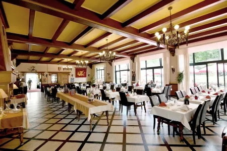 Hôtel Restaurant du Château Отели в г. Жослен