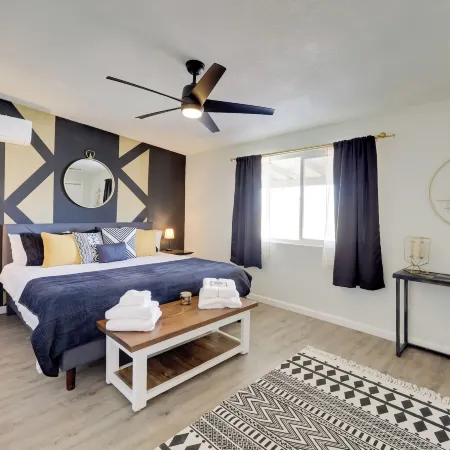 Mtn-view Home w/ Hot Tub: 8 Mi to Joshua Tree!