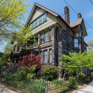 Stone Gables Inn Отели рядом с достопримечательностью «Флатс»