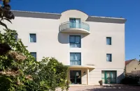 Logis l'Auberge Bourbonnaise - ที่มีสระว่ายน้ำ