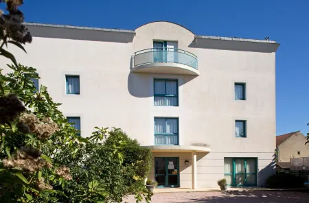 Logis l'Auberge Bourbonnaise Отели в г. Сен-Виктор-Монвьянекс