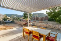 Rocky Ridge Retreat - Hot Tub, Fire Pit & BBQ! 2 Bedroom Home by RedAwning Hotels in Joshua Tree