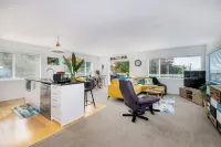 Tui Beach House - Centrally located, 3 min walk to beach, bright house Paihia.