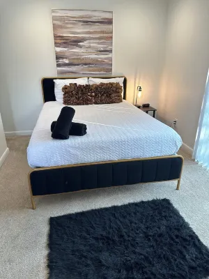 Bailey's Blaque Suite-Near UAH & Midcity