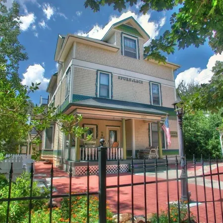 Spurs n Lace Bed & Breakfast Inn Отели рядом с достопримечательностью «Сад богов»