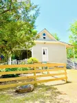 The Most 5 Star Reviews in Town ~ Circa 1900 ~ Private ~ Romantic ~ Pond ~ Fence