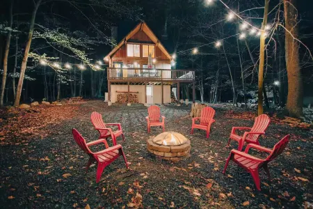 Cozy Poconos Getaway with Firepit, Beach & Lake Access. Minutes to the Beach