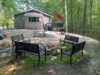 Bear Cabin Winnipesauke Beach Access, Family/Dog Friendly Home Fenced in Yard.