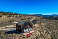 Breathtaking Views: Twin Lakes Retreat w/ Deck - 3-Star