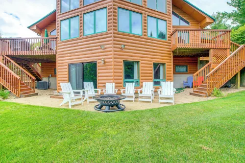 Waterfront Central Wisconsin Cabin w/ Indoor Pool! - Parvekkeita