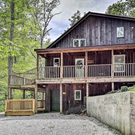 Hike & Zip-Line: Red River Gorge Cabin w/ Hot Tub!
