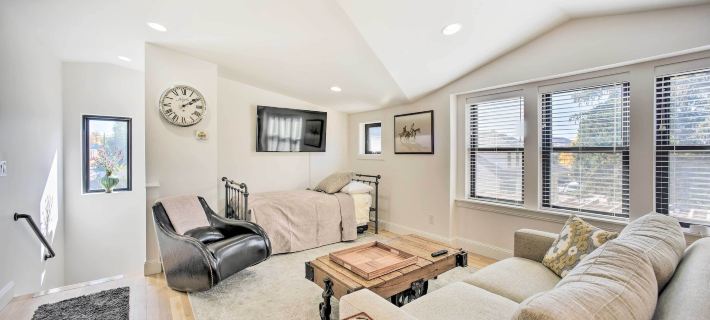 Castle Rock Cottage - Walk to Town! Ξενοδοχεία στην πόλη Douglas County