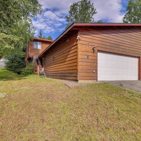 Anchorage Escape ~ Near Downtown & Fishing!