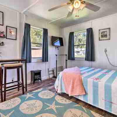 Flirty Flamingo Studio 1 Mi to Canyon Lake Rooms