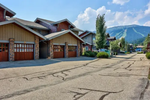 Trappers Landing #30 2 Bedroom Townhouse Hotels in Sun Peaks