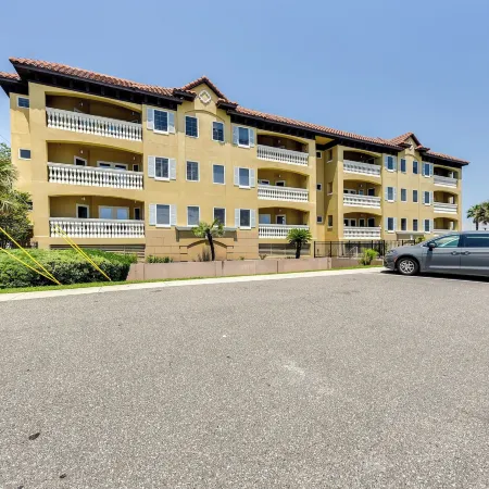 Pet-Friendly Fernandina Beach Condo Walk to Beach