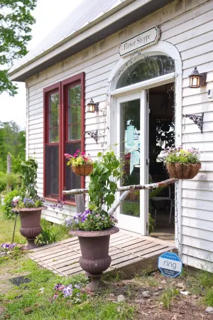Unique Coastal Maine Flower Farm Stay Отели в г. Waldo County