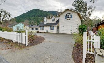 Spacious Grants Pass Home w/ Hot Tub & Views!