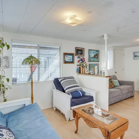 Quaint Avalon Cottage < Half-mi to Beaches!