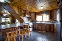 Driftwood Gardens Guesthouse فنادق في 