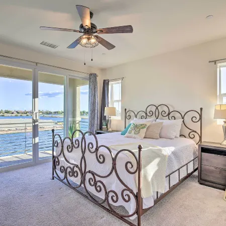 Lakefront Indio Villa Private Pool and on-Site Golf