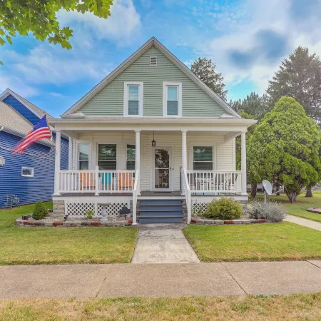 Sunny Sandusky Home w/ Yard: 3 Mi to Cedar Point!