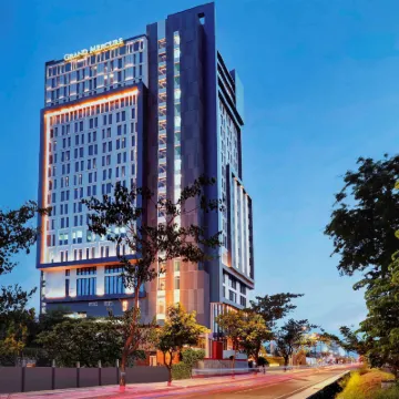 Mövenpick Surabaya City Hotel berhampiran Stesen Wonokromo