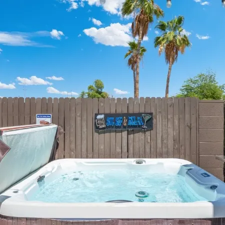 New 4 BR Brand new Heated Pool & Spa plus 2nd therapeutic Spa Putting Green!