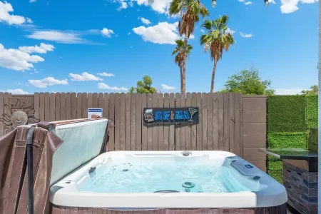 New 4 BR Brand new Heated Pool & Spa plus 2nd therapeutic Spa Putting Green!